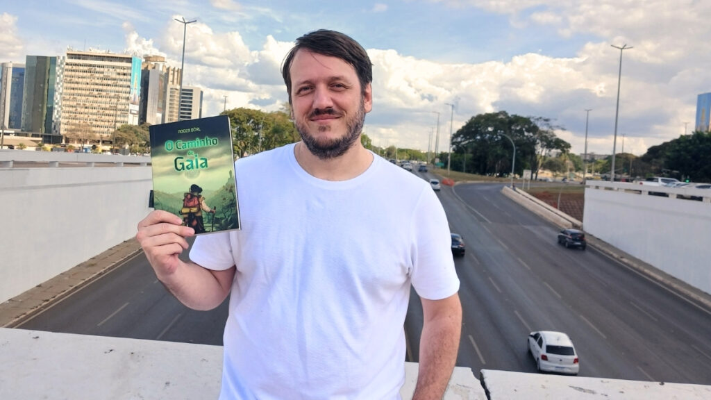 O escritor Roger Dörl com o seu livro "O Caminho de Gaia".