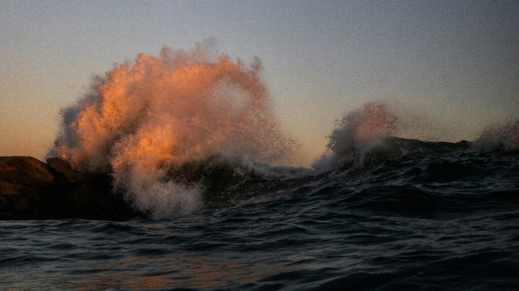 ondas do oceano batendo em terra durante o dia