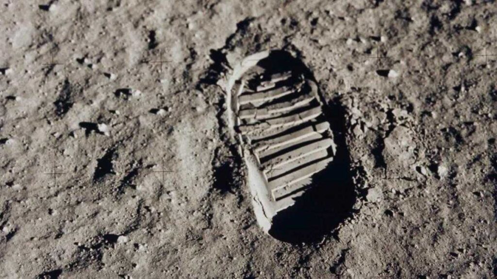 Pegadas humanas na Lua podem durar 10 milhões de anos 1 Pegada de um astronauta da Apollo na superfície lunar. Imagem: NASA