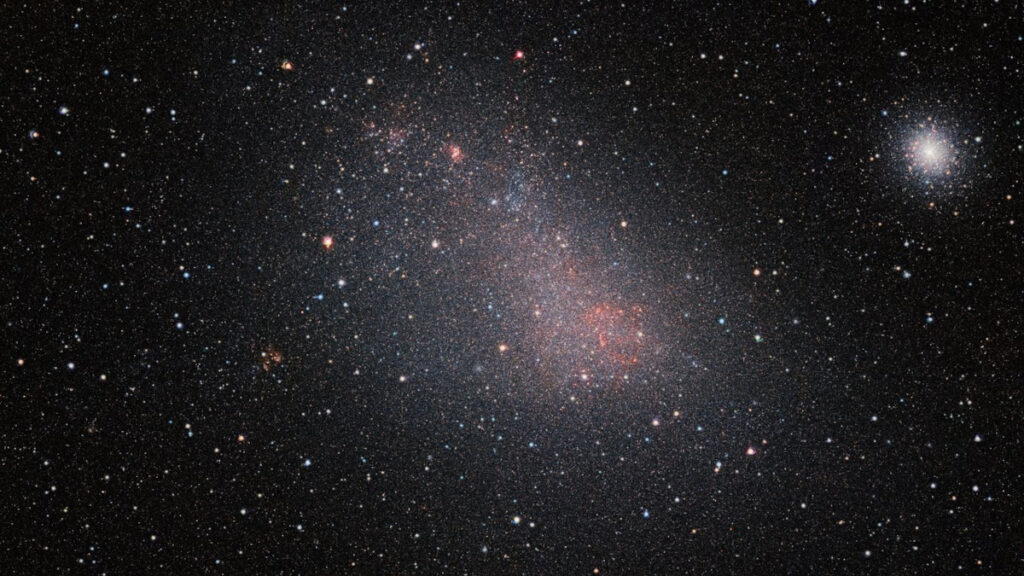 Foto da Pequena Nuvem de Magalhães captada pelo telescópio VISTA, no Chile.