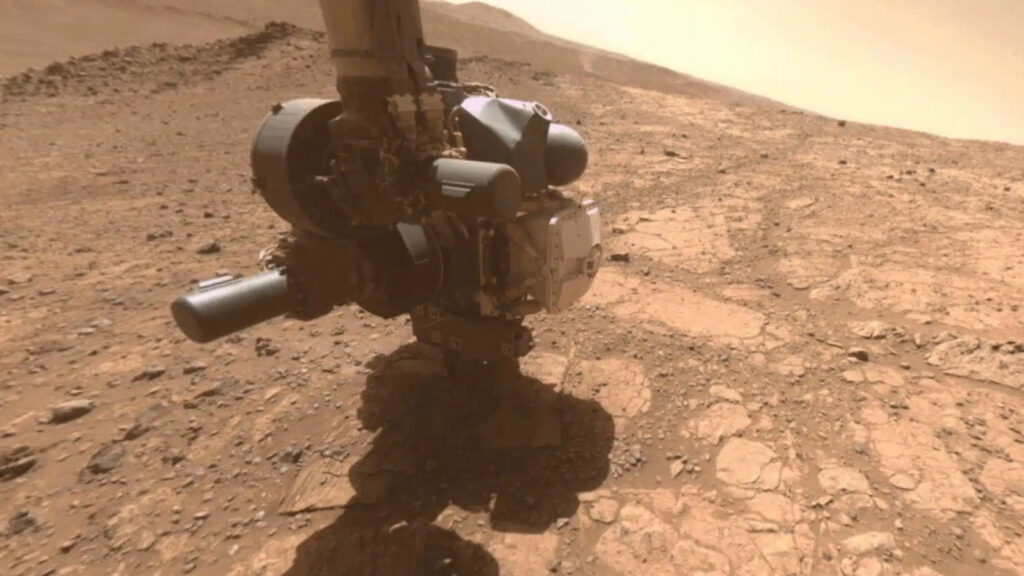 IA pode ver sinais alienígenas onde não existe vida 1 Foto do rover Perseverance analisando a superfície de Marte. Imagem: NASA