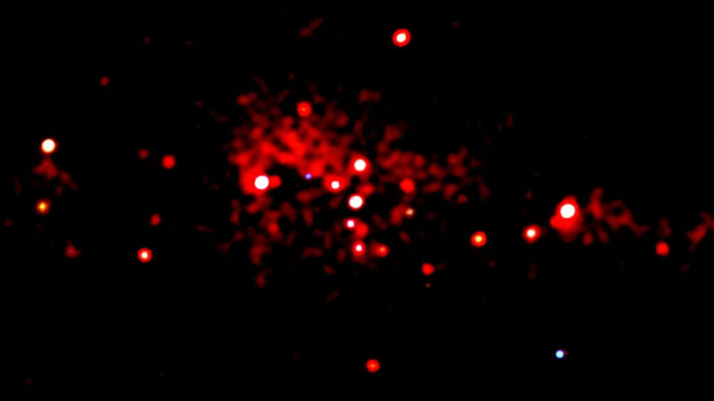 Imagem composta de raios X em três cores da NGC 4631, obtida pelo Chandra. 