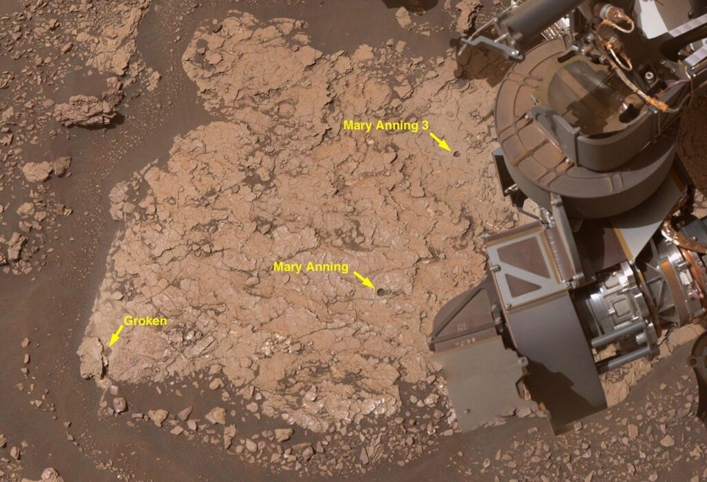 Este é um close-up de três buracos que a Curiosity da NASA perfurou na rocha marciana em um local apelidado de “Mary Anning”. A amostra onde o rover encontrou um número diversificado de moléculas orgânicas veio de “Mary Anning 3”.