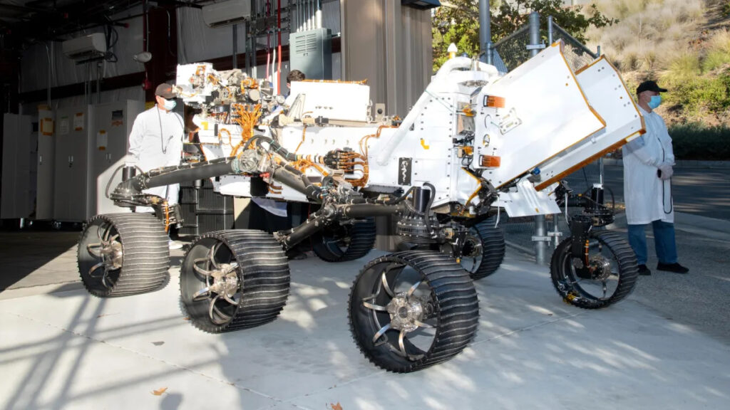 Foto do modelo de engenharia do rover Perseverance que está em projeto para ser convertido em um rover lunar chamado PROMISE. Crédito: NASA/JPL-Caltech