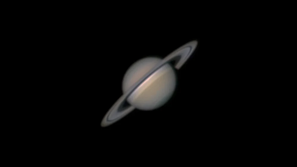 Saturno captado com um telescópio de 250mm (Crédito: ak.astrophotography/YouTube)