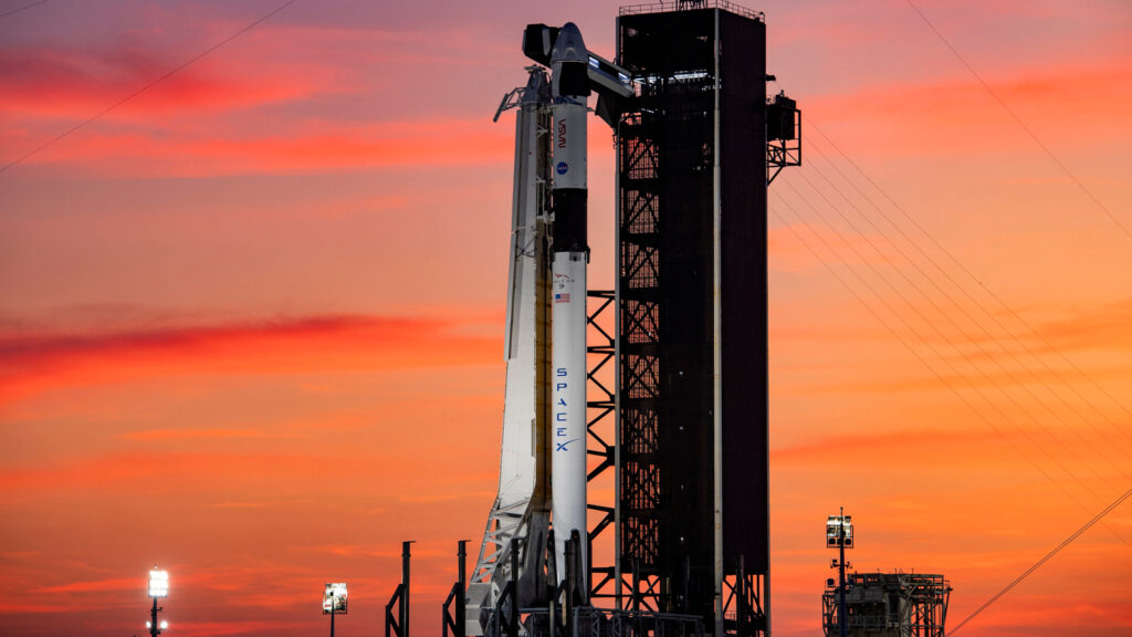 Foguete Falcon 9 da SpaceX na plataforma de lançamento.