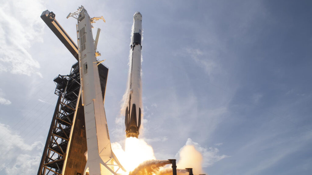 Foto de um lançamento de um foguete Falcon 9.