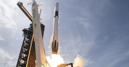 SpaceX abre distância bilionária no mercado de satélites