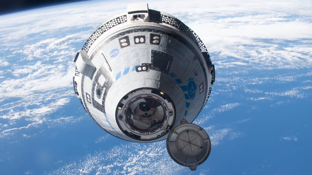 Foto da Starliner 2 se aproximando da Estação Espacial Internacional.