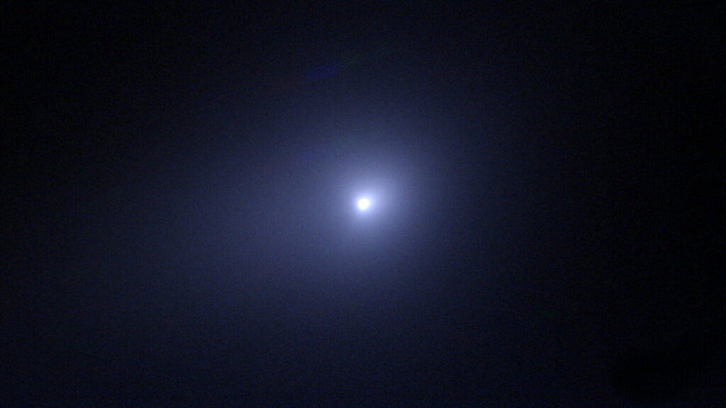 Cometa interestelar 3I/ATLAS (C/2025 N1) fotografado pelo Telescópio Subaru em 13 de dezembro de 2025. 