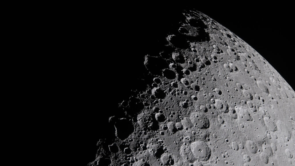 Superfície da Lua fotografada pela missão Artemis 2 (Crédito: NASA)