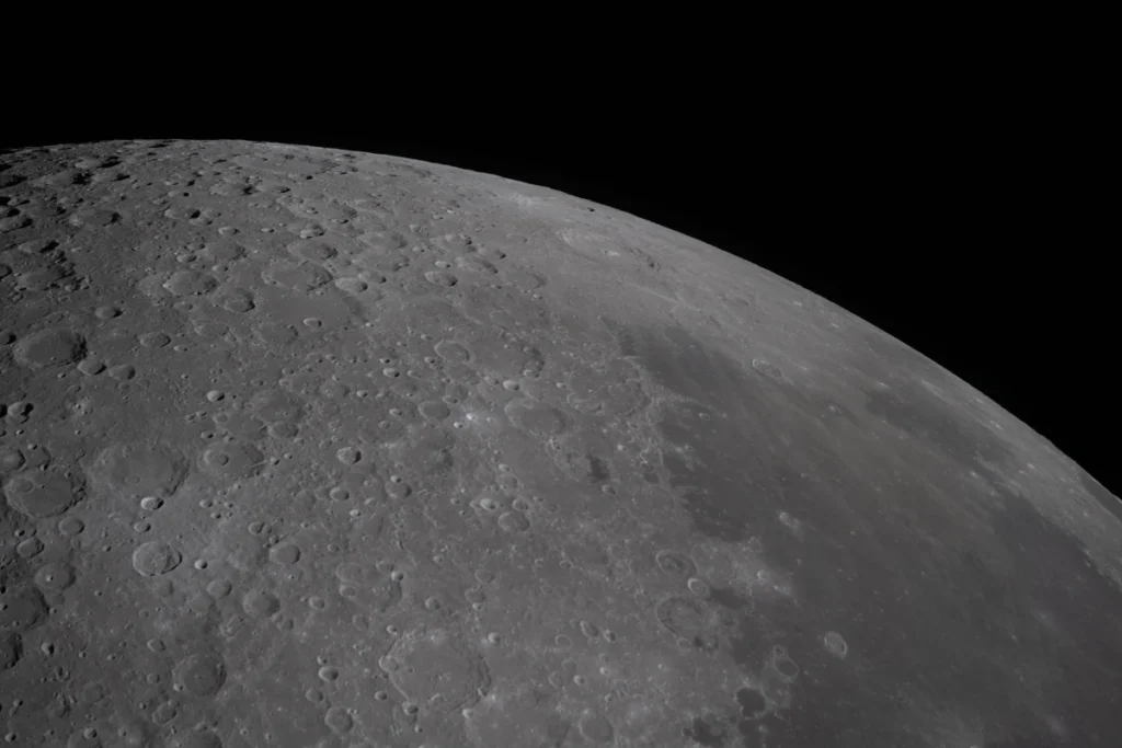 Superfície da Lua captada pela missão Artemis 2. 