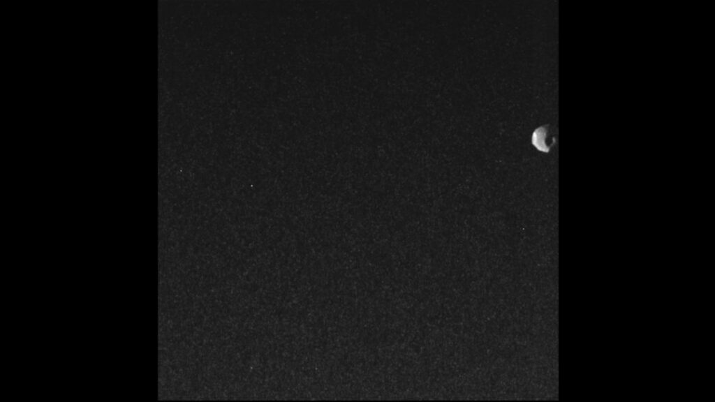 Foto do satélite Tebe, de Júpiter, captada pela sonda Juno. 