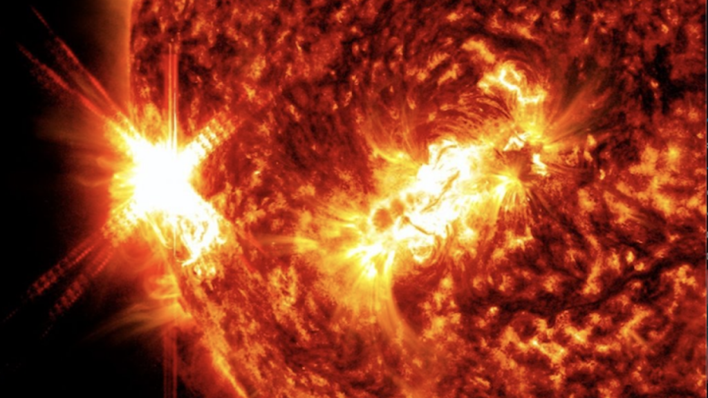 Foto de um forte explosão solar que o Sol emitiu em 2023.