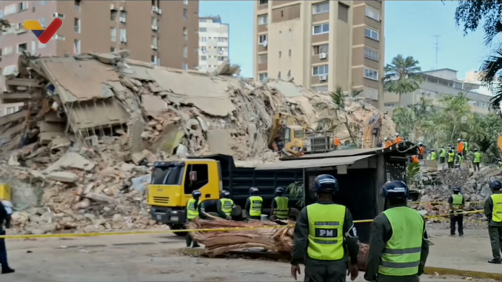 Foto de edifícios destruídos em Los Palos Grandes, perto de Caracas, devido aos terremotos de 24 de junho de 2026. Imagem: Wikimedia Commons