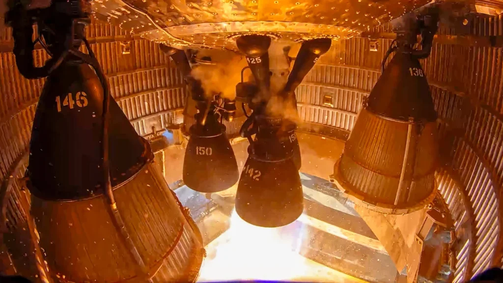Foto do teste estático de ignição de motor único em duração total do Starship V3. Imagem: SpaceX