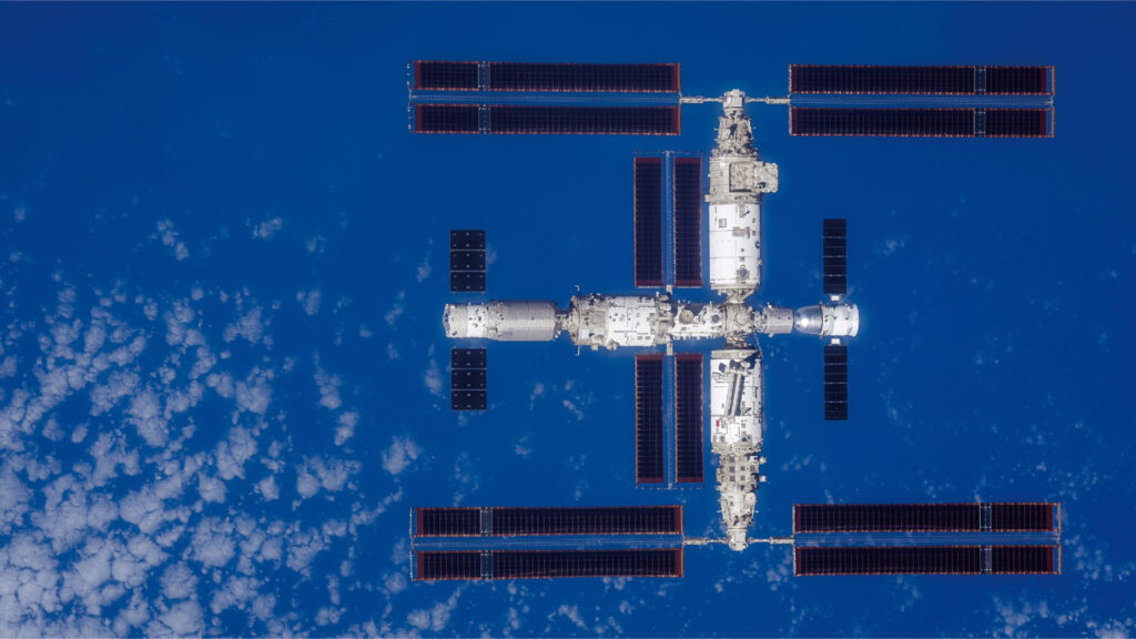 Foto da estação espacial Tiangong em órbita. Imagem: Programa de Engenharia Espacial Tripulada da China
