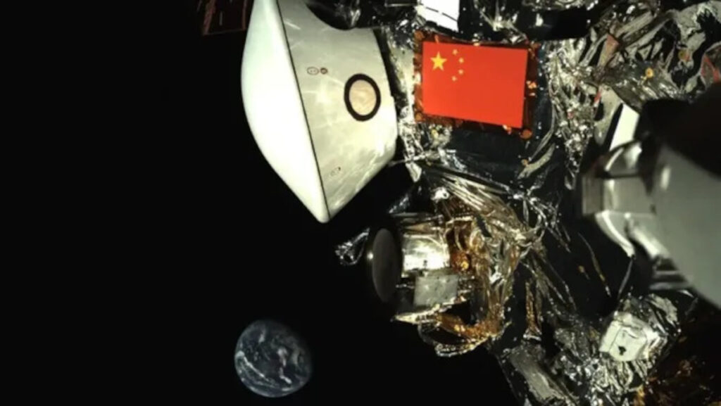 Tianwen-2: China chegou à “minilua” da Terra? 1 Foto da sonda chinesa Tianwen-2 com a Terra ao fundo. Imagem: CNSA