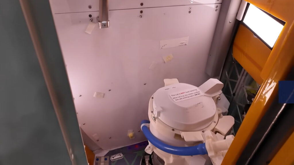 Vista do vaso sanitário utilizado na missão Artemis 2.