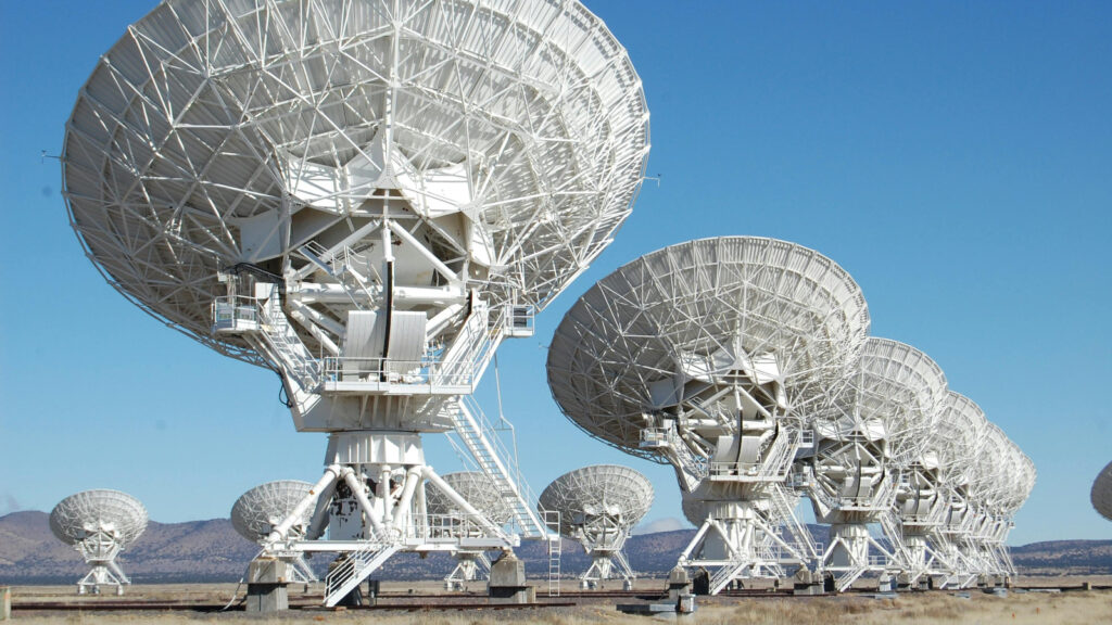 Radiotelescópios do Observatório Nacional de Radioastronomia, nos EUA. 